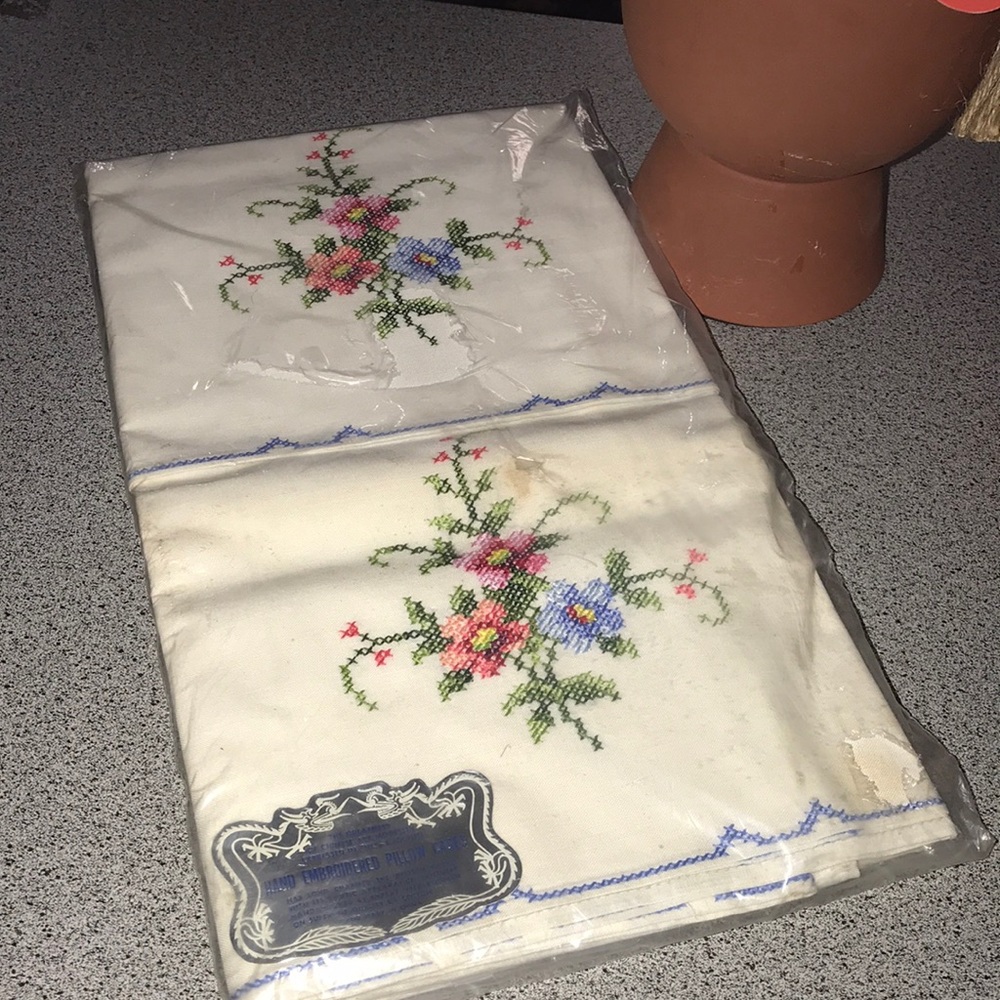 NWT Vintage embroidered set of pillow cases